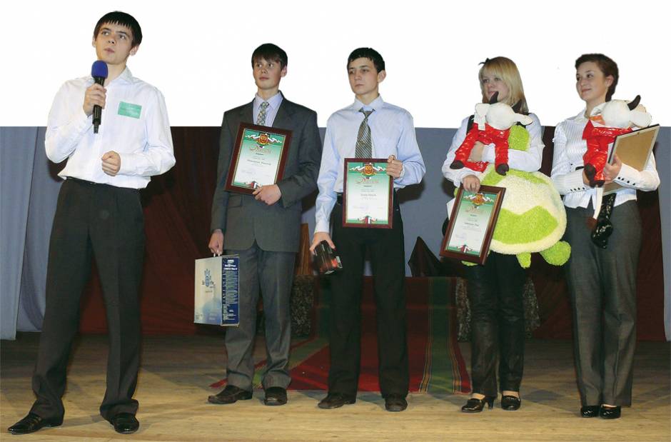 Финалисты конкурса «Ученик года-2008» (слева направо)