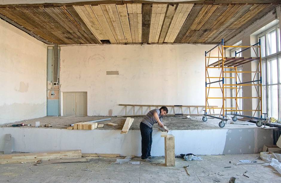 Перекрытия в столовой школы №19 полностью заменены, остались только отделочные работы