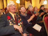 В зале синагоги собралось более 500 человек: на почётных местах сидели самые заслуженные и пожилые члены общины.