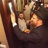 Главный раввин России Берл Лазар прикручивает к дверям синагоги мезузу