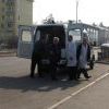 Скорая грузит выпавшую из автобуса женщину