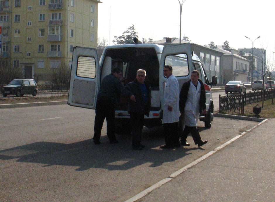 Скорая грузит выпавшую из автобуса женщину