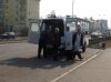 Скорая грузит выпавшую из автобуса женщину
