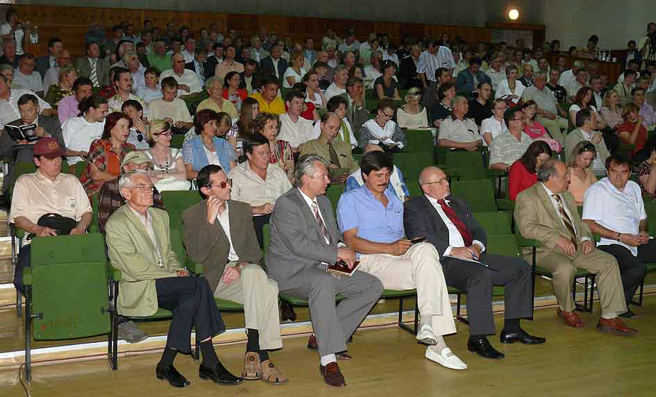 На общественные слушания по повышению квартплаты народу приходило и больше