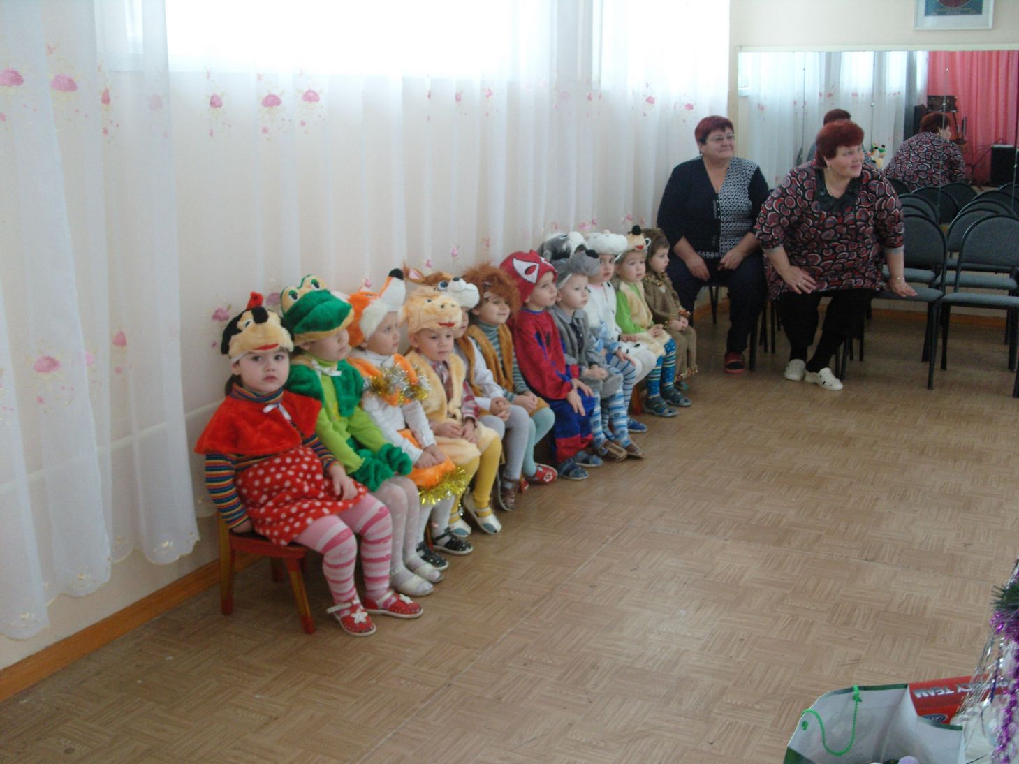 Вот они, маленькие, в казенных костюмах.