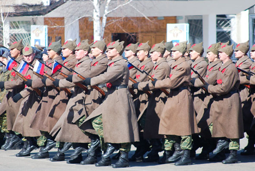 Матери были бы счастливы, если бы в армии были только парады и не было войн и дедовщины