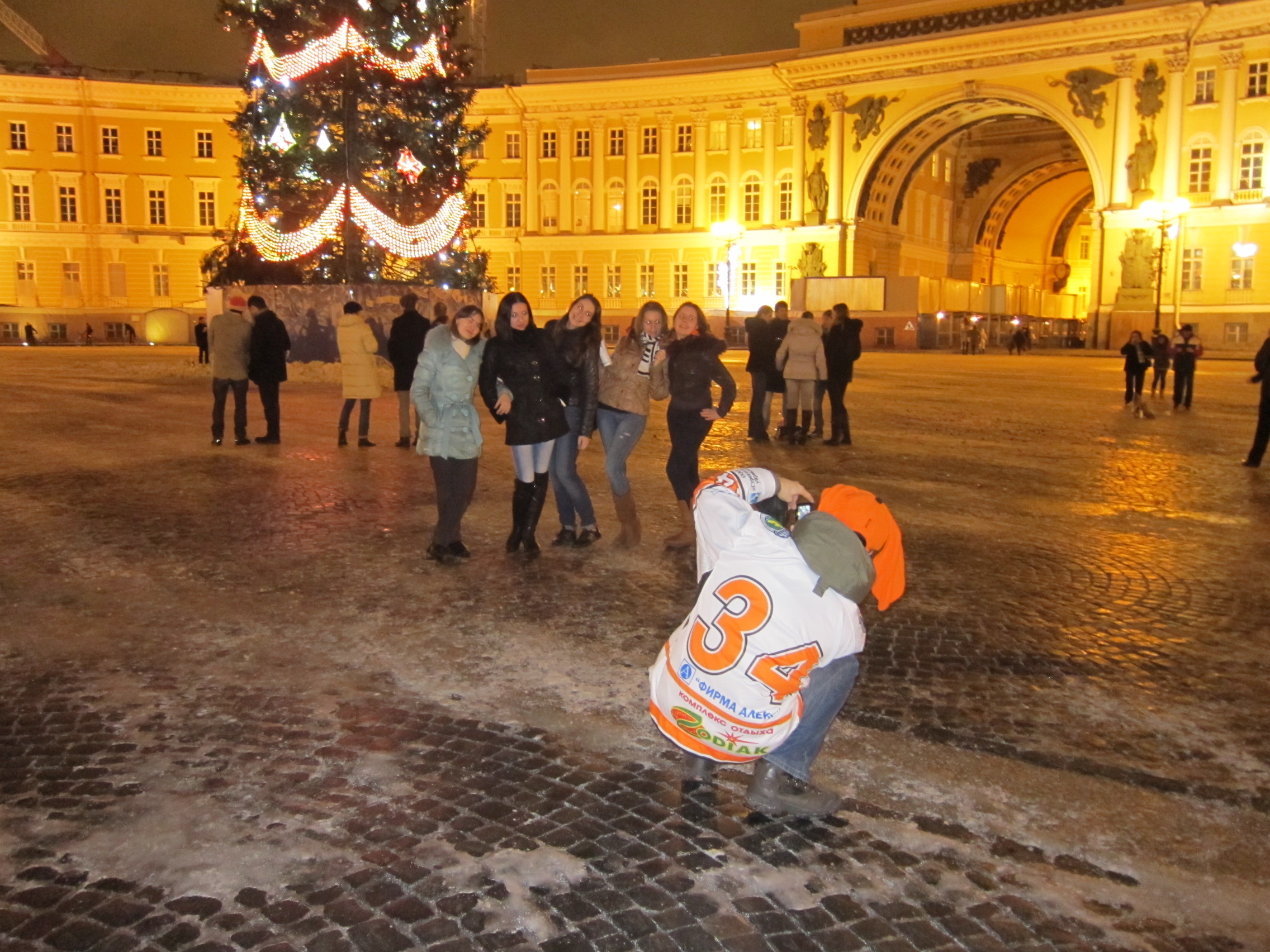 Staryy novyy god na dvorcovoy ploshchadi. peterburzhenki