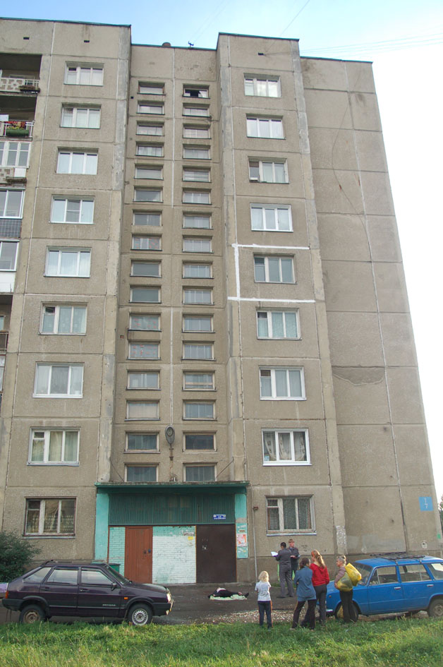 Девушка выпрыгнула из этого окна