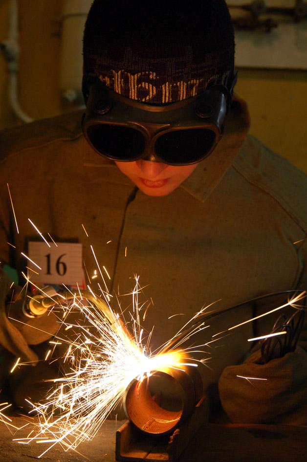 Денис волнуется, но работа в руках горит