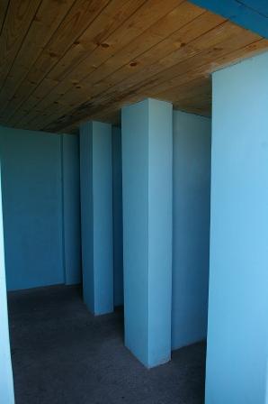 аж три чистеньких кабинки