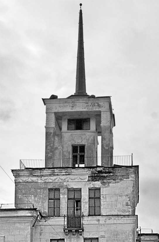 Здание техникума не принадлежит ни городу, ни району, это федеральная собственность.
