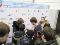 Савва Селезнёв раздает автографы