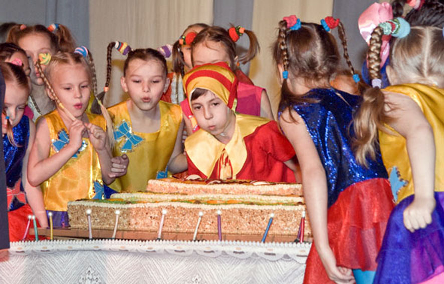 Свечи на торте не настоящие, а электрические. Огонь детям не игрушка