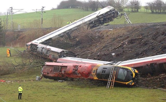 паравоз по рельсам мчицца, на пути котёнок спит...