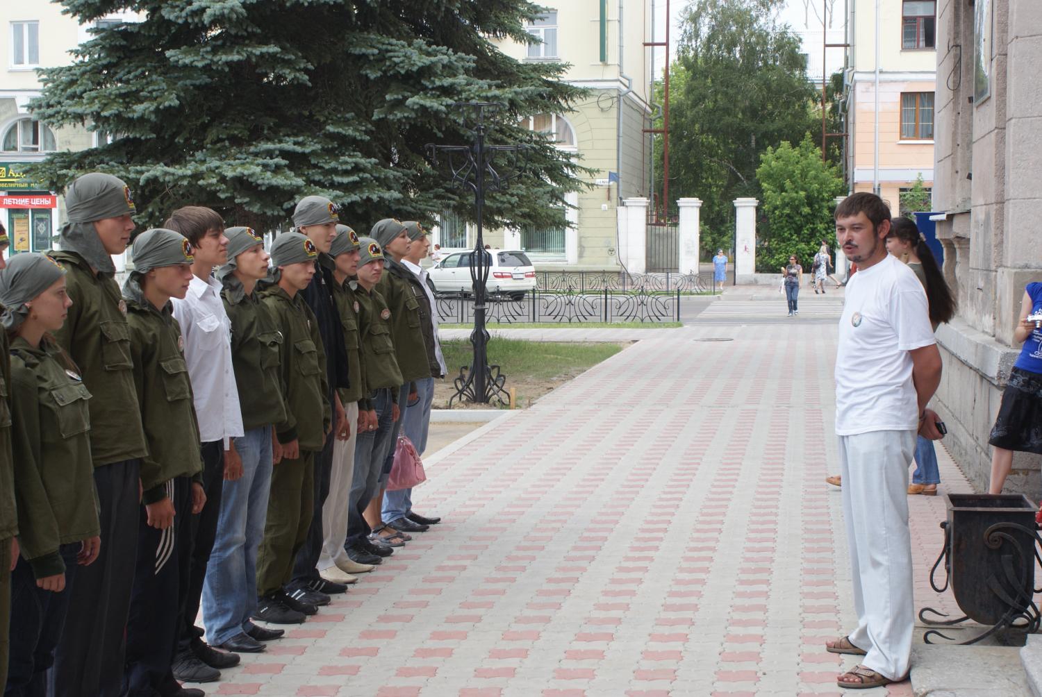 Построение перед зданием администрации