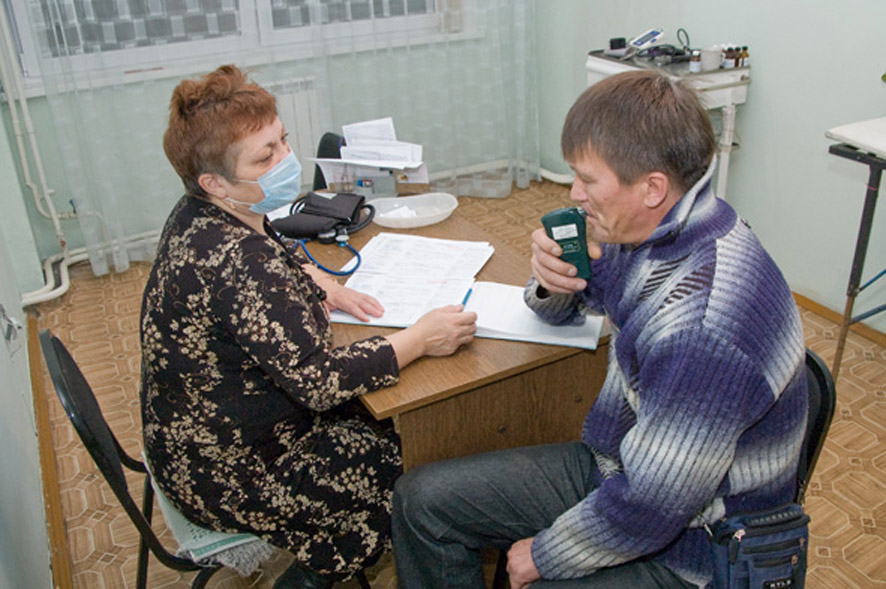 В это время медик Татьяна МИЦКЕВИЧ  убеждается, что все водители сегодня трезвые