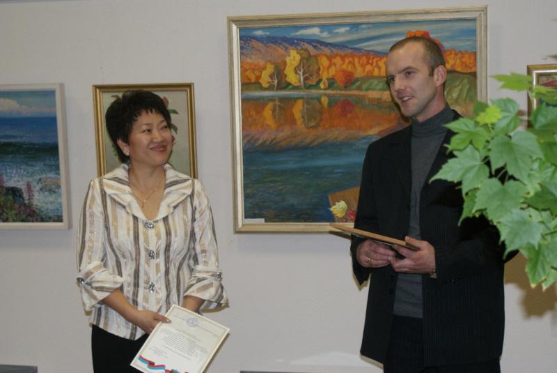 Павел Циколин поздравляет сотрудников Ангарского художественного центра