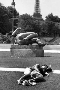 О размещении в отеле лучше договориться заранее, не то достанется спальное место с видом на Эйфелеву башню