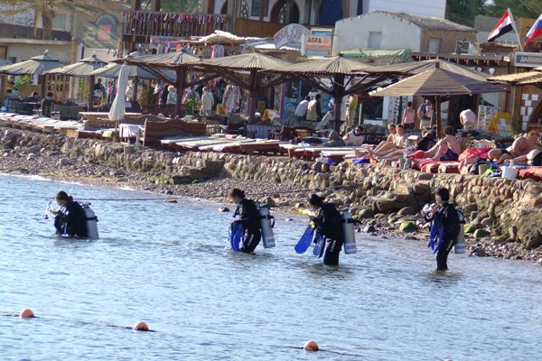 Красное море. Как бы дайверы.