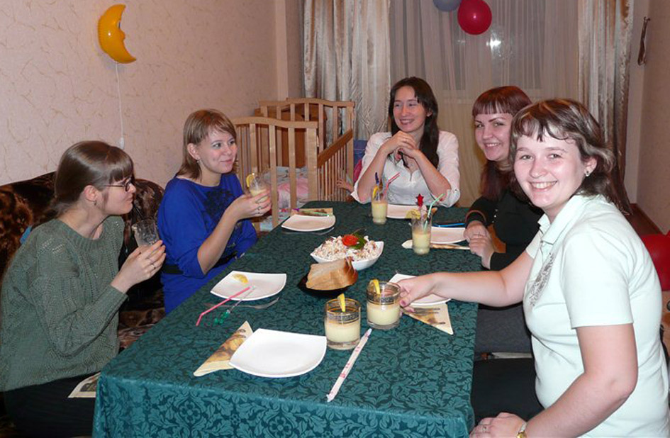 Ольга ФИРСОВА (крайняя справа) угощала «коллег по декрету» коктейлем из кокосового молока