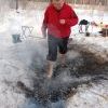 В будни Спартак Соколов продает натуральные соки, воду и сиропы, а по выходным с удовольствием ходит по углям