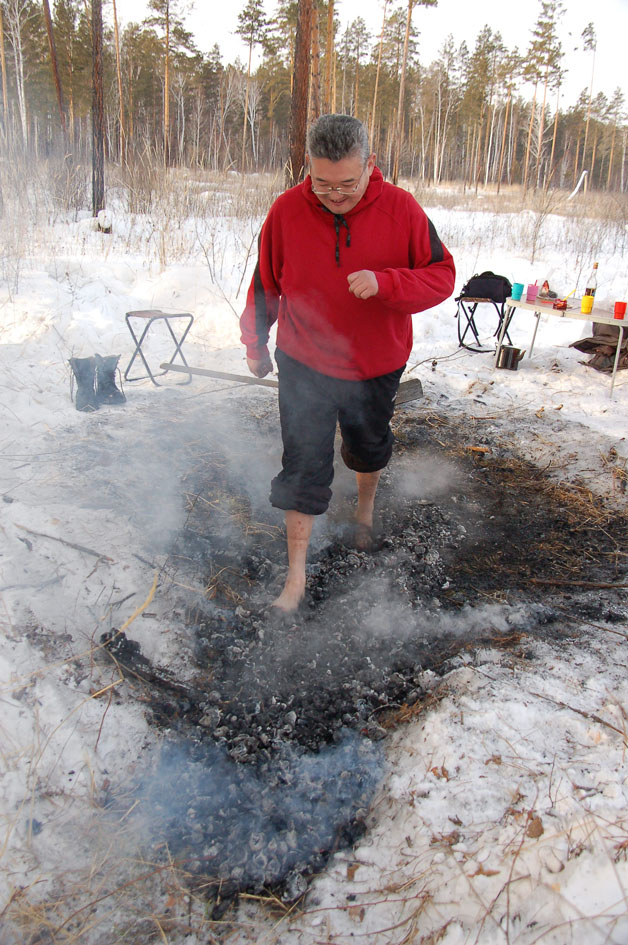 В будни Спартак Соколов продает натуральные соки, воду и сиропы, а по выходным с удовольствием ходит по углям