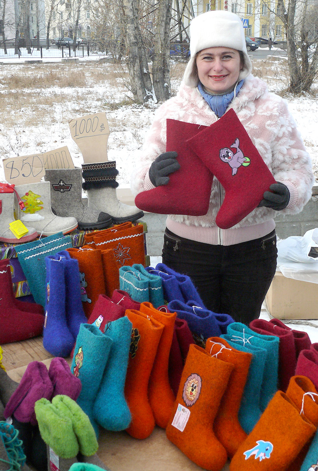 Валяная обувь – идеальный вариант для сибирской зимы – уверена продавец Наталья Смирнова