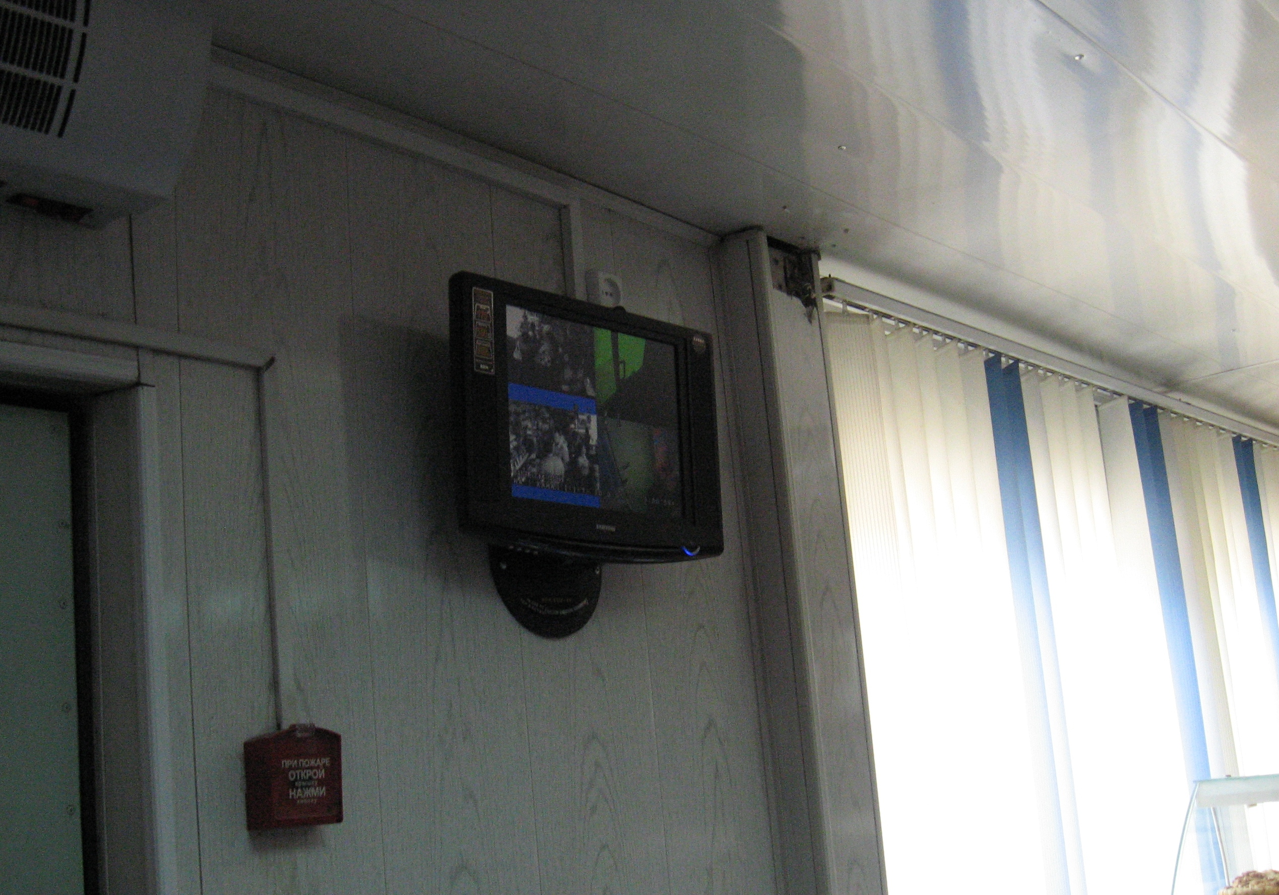 Миленько и простенько - 3 камеры (одна из них - "ночного видения") наблюдения в одном маленьком павильончике посреди Китоя...