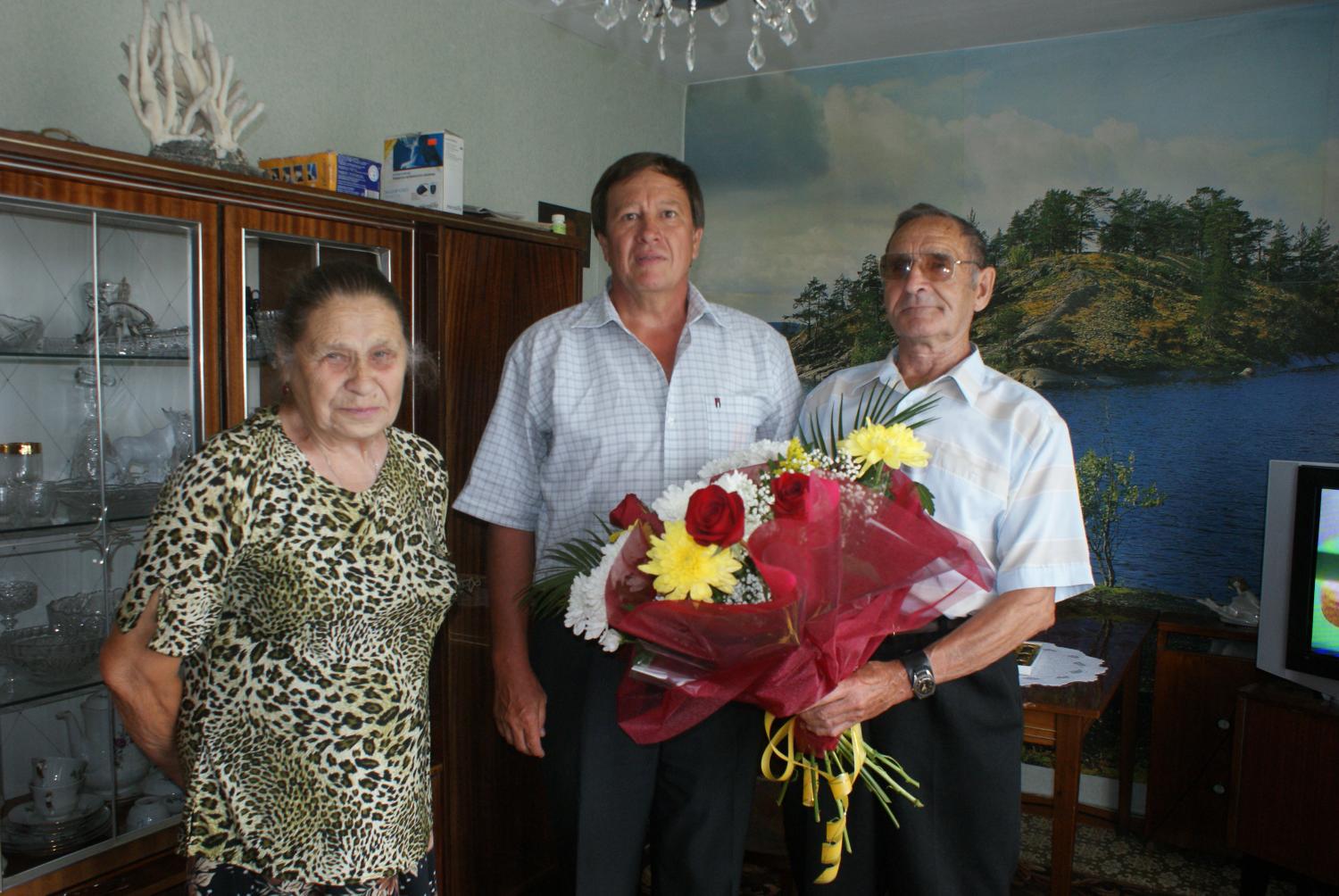 Михаила Вотякова поздравил заместитель главы города Ангарска Юрий Дудаков