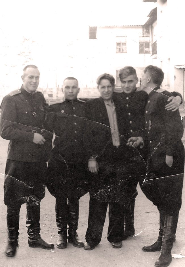 1950 -е годы. На улицах молодого Ангарска было много военных