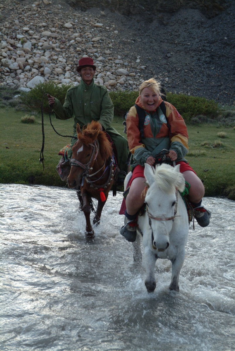 впервые в жизни на коне - и сразу через речку! 