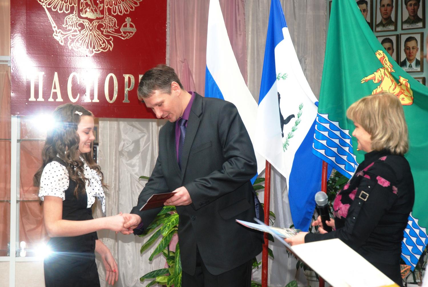 Вручение паспортов накануне женского праздника стало в Ангарске традицией