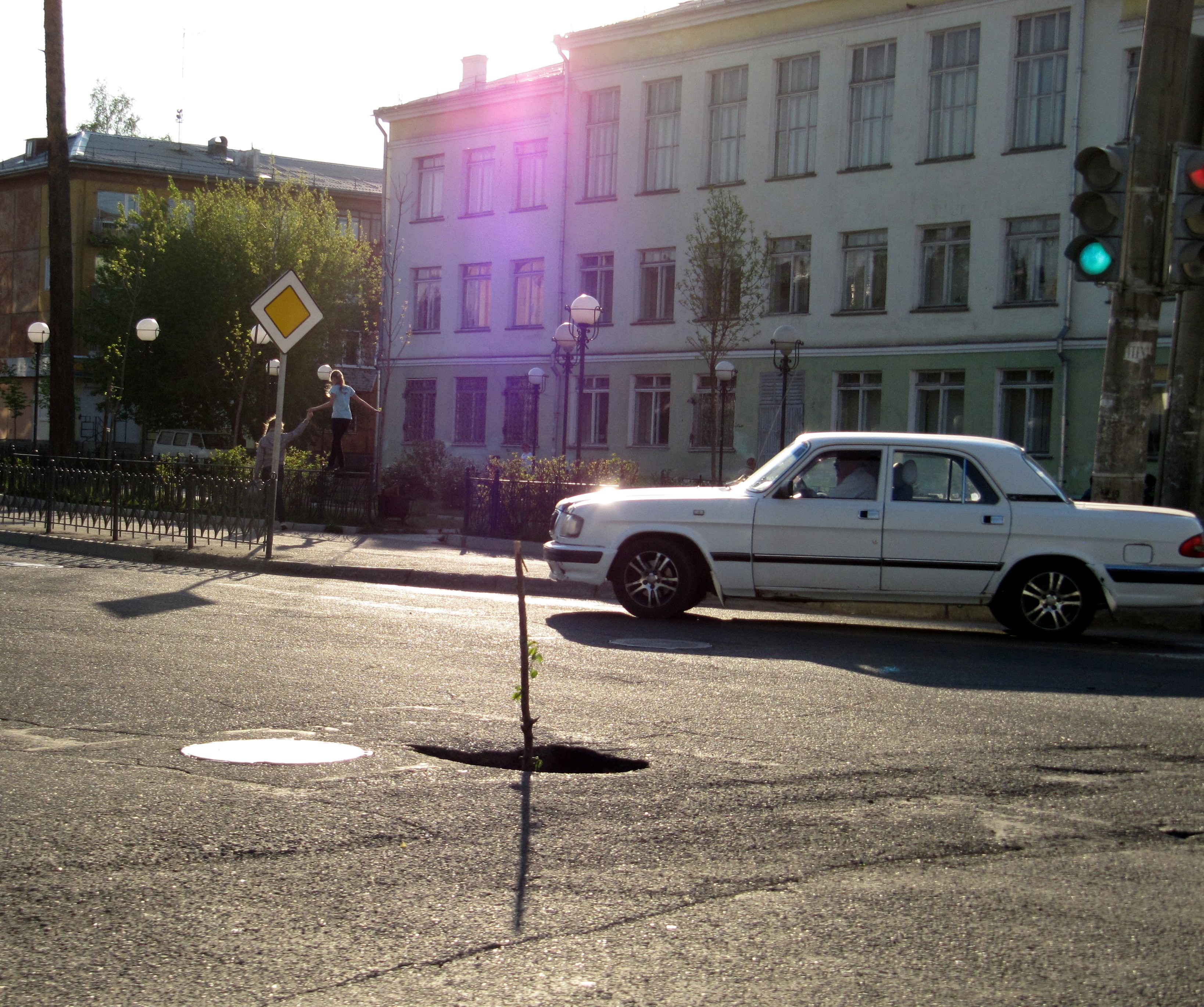 Яма на перекрестке Горького с Московской