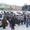 На площади собралось около  60 человек