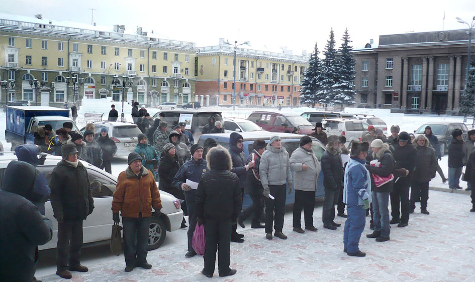 На площади собралось около  60 человек