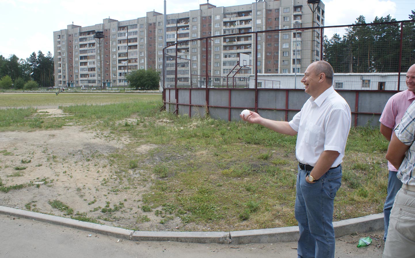 Заместитель главного спортсмена России не удержался от искушения скатать снежок посредине июля