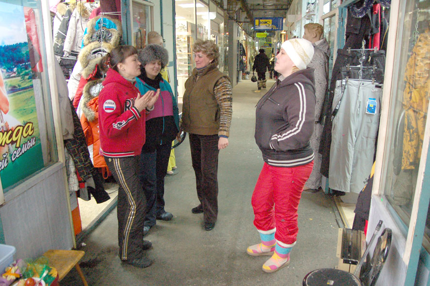 Многие продавцы общаются друг с другом – меняют деньги, даже отмечают вместе праздники