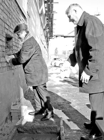 Первый кирпич