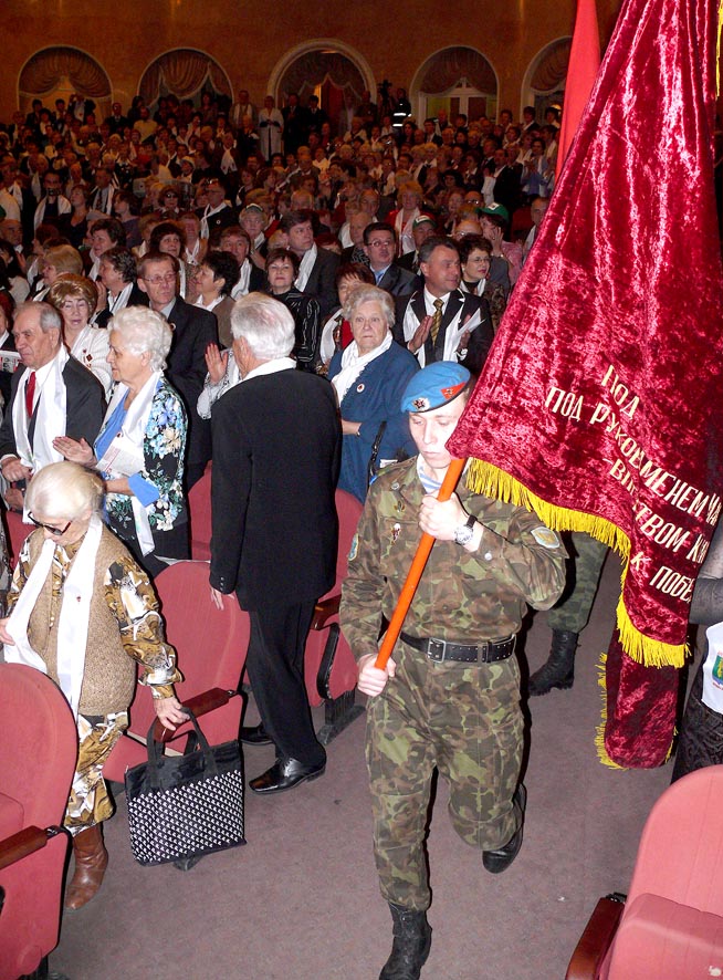 Знамена комсомола хранят в музее Победы и выносят только по большим праздникам